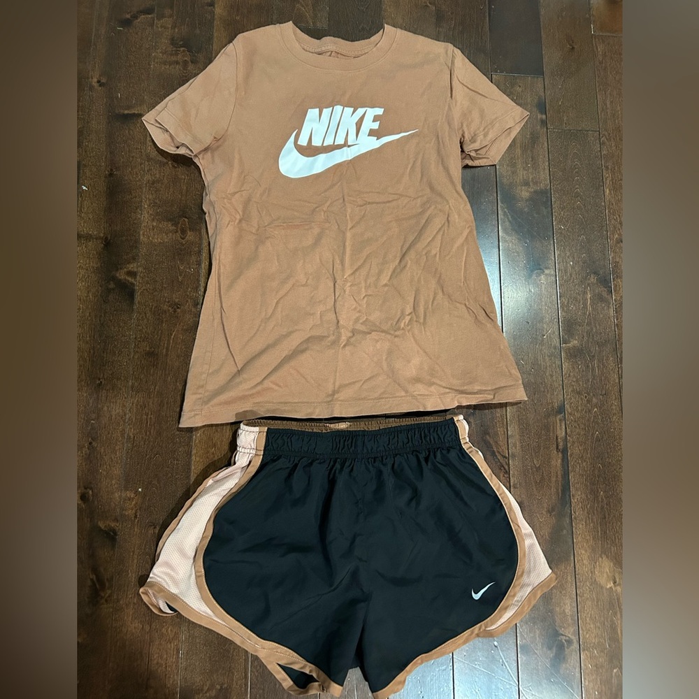 Women’s Nike short set - small